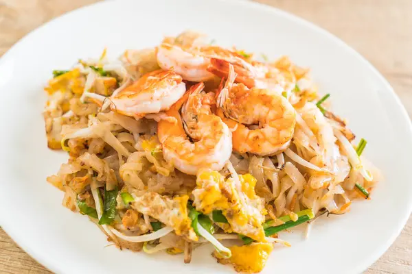 Nouilles frites thaïlandaises "Pad Thai" aux crevettes — Photo