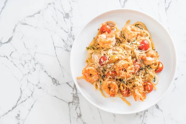 Spagetti karides, domates, fesleğen ve peynir ile 