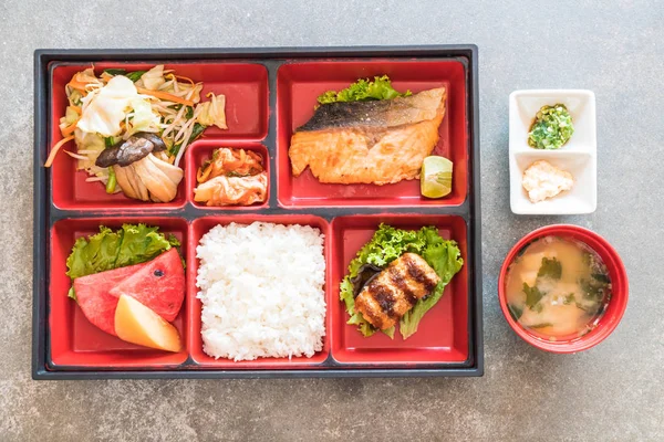 ızgara somon bento koymak