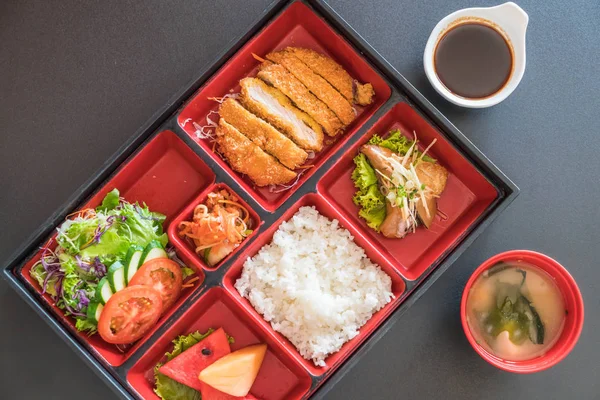 Kızarmış pirzola domuz bento koymak