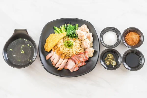 Yumurta noodle kırmızı kızarmış domuz, gevrek domuz eti, köfte ve çorba ile 