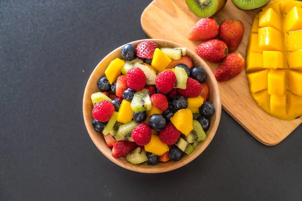 Mixed fresh fruits (strawberry, raspberry, blueberry, kiwi, mang — Stock Photo, Image