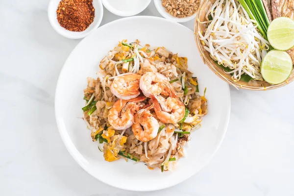 Thai gebratene Nudeln "Pad Thai" mit Garnelen — Stockfoto