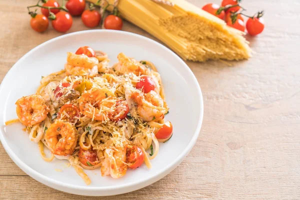 Spagetti karides, domates, fesleğen ve peynir ile 