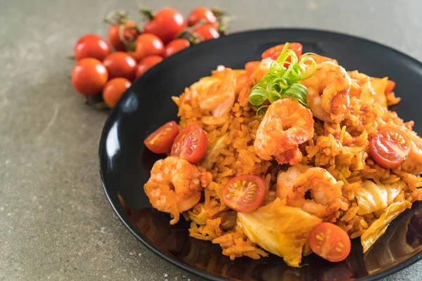 Kore baharatlı sos ve karides kızarmış pilav