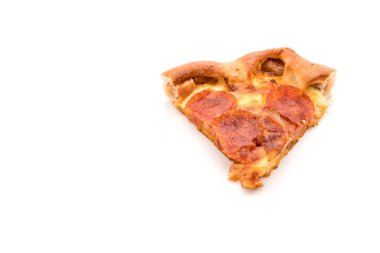 Beyaz zemin üzerine ev yapımı biberli Pizza 