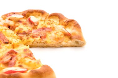 Beyaz arka plan üzerinde izole hawaiian deniz ürünleri pizza 