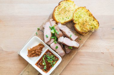 sarımsaklı ekmek ile kömür haşlanmış domuz eti boyun