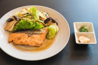 sebze ile kızarmış som balığı biftek