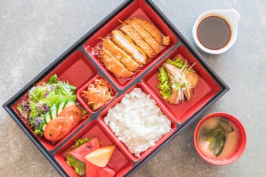 Kızarmış pirzola domuz bento koymak