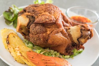 Gevrek domuz knuckle veya Alman domuz Hocks