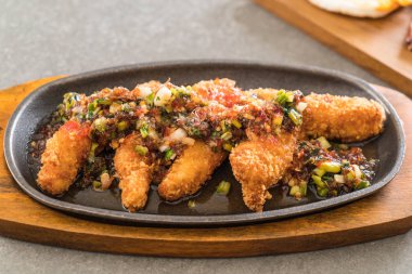 Kızarmış Balık sopa baharatlı sos ile