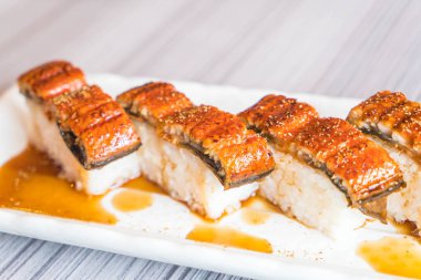 yılan balığı (unagi suşi)