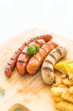 ızgara sosis mix sebze ve patates kızartması ile