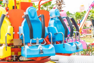 Renkli lunapark treni koltuk eğlence parkı 