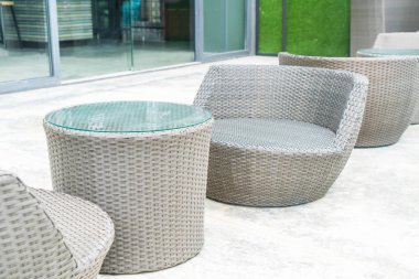 veranda boş sandalye ve masa