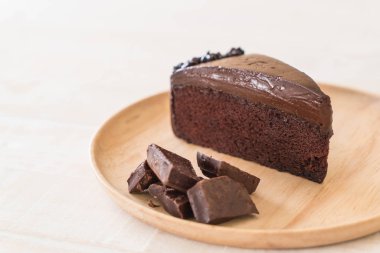 Ahşap üzerine çikolatalı kek