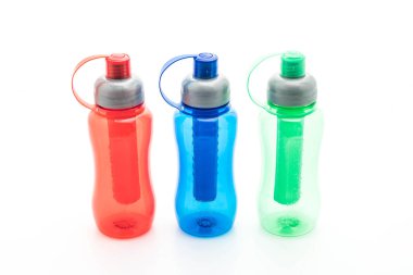 renkli plastik su şişesi veya kantin