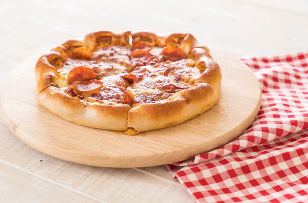 Ev yapımı biberli Pizza ahşap plaka üzerinde