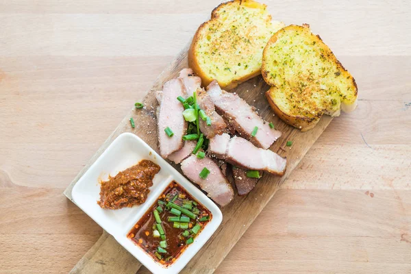 sarımsaklı ekmek ile kömür haşlanmış domuz eti boyun