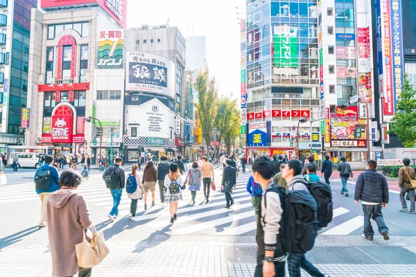 Tokyo, Japonya - 2016 Kasım 17: Shinjuku Tokyo'nın busine biridir