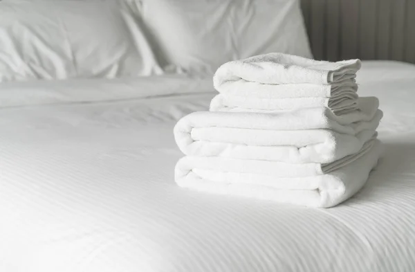 Toalha branca na decoração da cama no interior do quarto — Fotografia de Stock