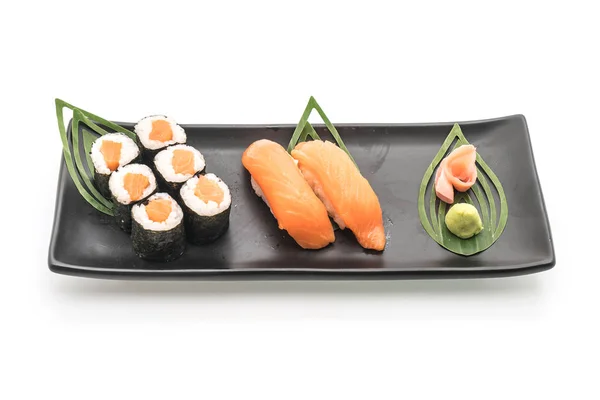 Salmão nigiri e sushi maki - estilo de comida japonesa — Fotografia de Stock