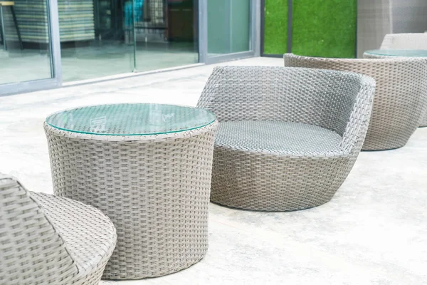 veranda boş sandalye ve masa