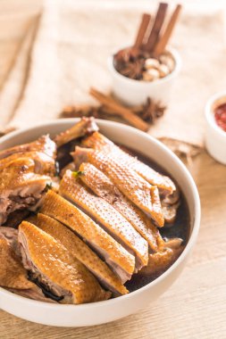 pot demlenmiş Ördek sosu ve ingradients ile