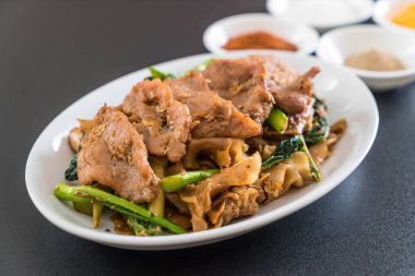 soya sosu ve domuz kızarmış noodle 