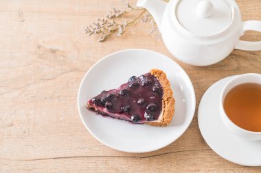 böğürtlenli turta çay ile