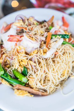 Deniz ürünleri ile tavada kızartılmış erişte