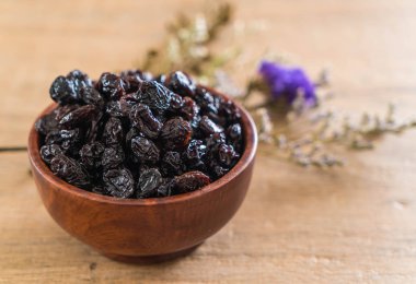 kabın içinde siyah kuru üzüm