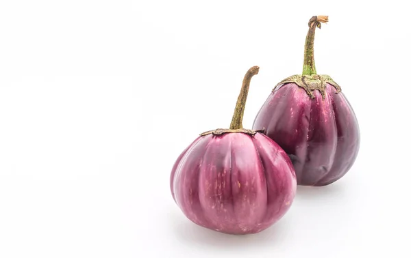 Färska aubergine på vit — Stockfoto