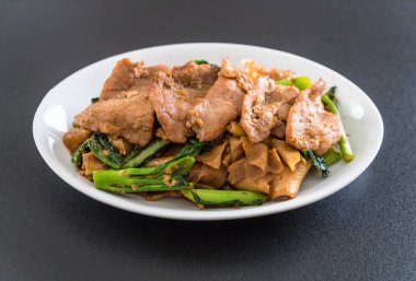 soya sosu ve domuz kızarmış noodle 