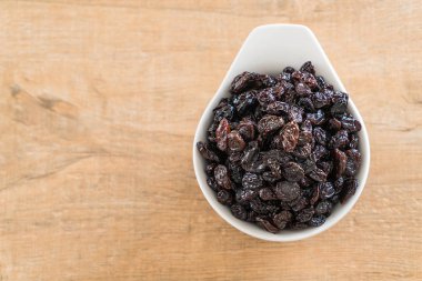 kabın içinde siyah kuru üzüm