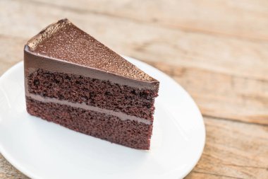 Çikolatalı pasta plaka üzerinde