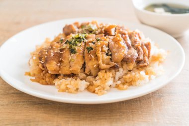 Teriyaki tavuk miso çorbası ile tepesinde pirinç