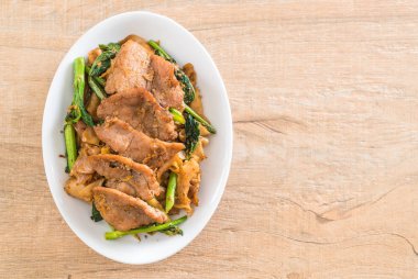 soya sosu ve domuz kızarmış noodle 