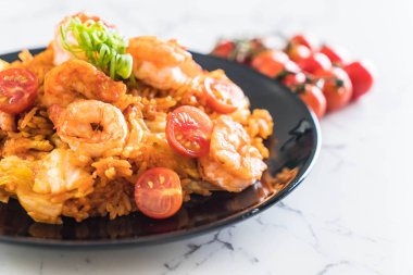 Kore baharatlı sos ve karides kızarmış pilav