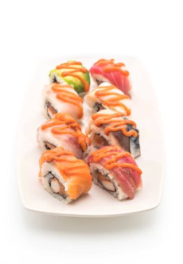 karışık suşi rulo ile baharatlı sos - Japon gıda tarzı