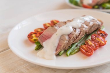 Tuna biftek salatası ile