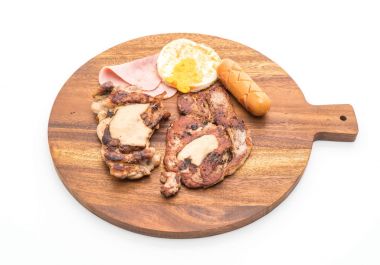 ahşap plaka üzerinde ızgara biftek mix