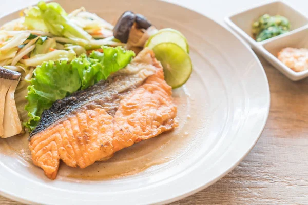 sebze ile kızarmış som balığı biftek