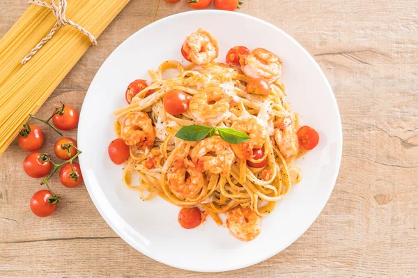 Спагетти с креветками, помидорами, базиликом и сыром — стоковое фото