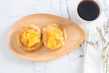 Turuncu pasta plaka üzerinde