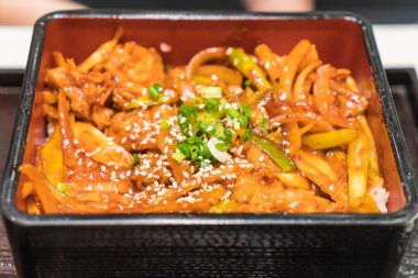 tavada kızartılmış baharatlı domuz etinin üst pirinç 