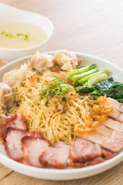 Yumurta noodle kırmızı kızarmış domuz, gevrek domuz eti, köfte ve çorba ile 