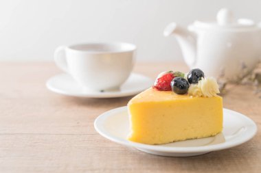 peynirli kek çilek ve yaban mersini