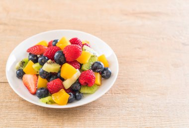 karışık taze meyve (çilek, ahududu, yaban mersini, kivi, mang